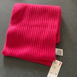 Uniqlo women’s soufflé yarn knitted scarf in pink